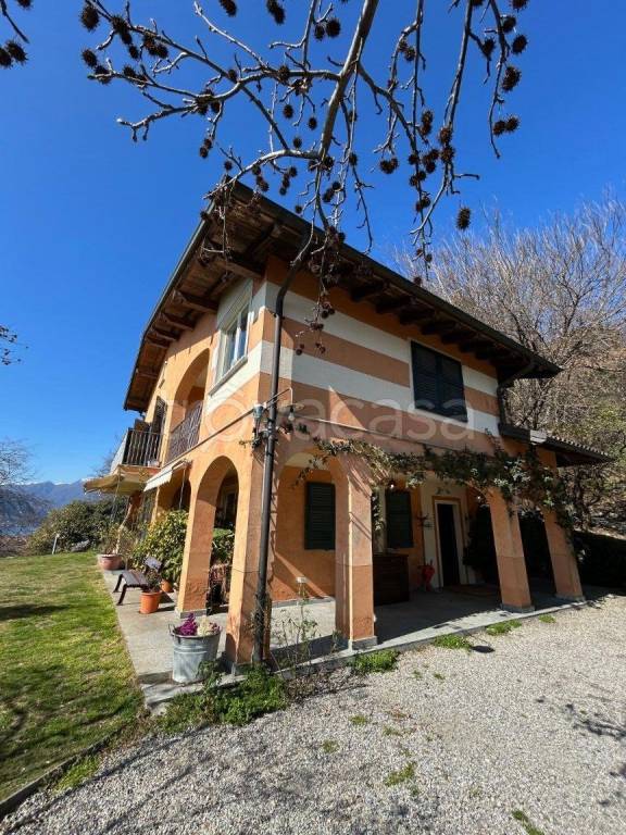 casa indipendente in vendita a Verbania in zona Suna