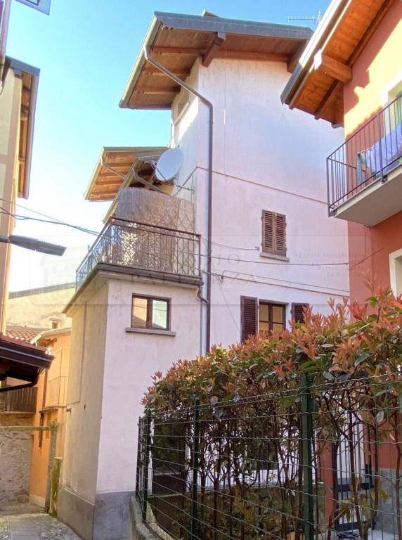 casa indipendente in vendita a Verbania in zona Suna