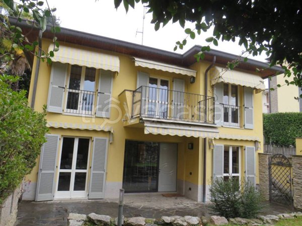 casa indipendente in vendita a Verbania in zona Pallanza