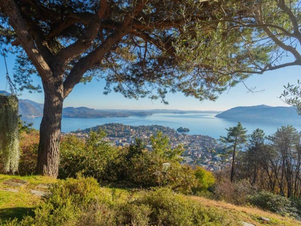 casa indipendente in vendita a Verbania in zona Suna
