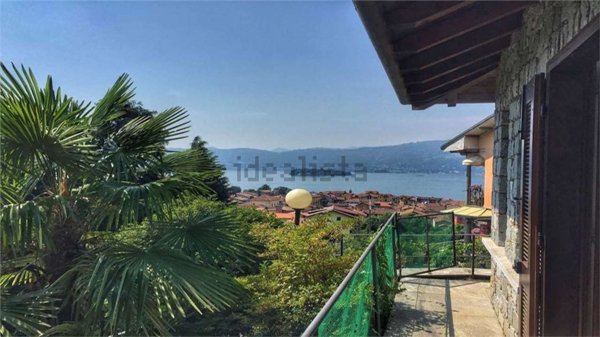 appartamento in vendita a Verbania in zona Suna