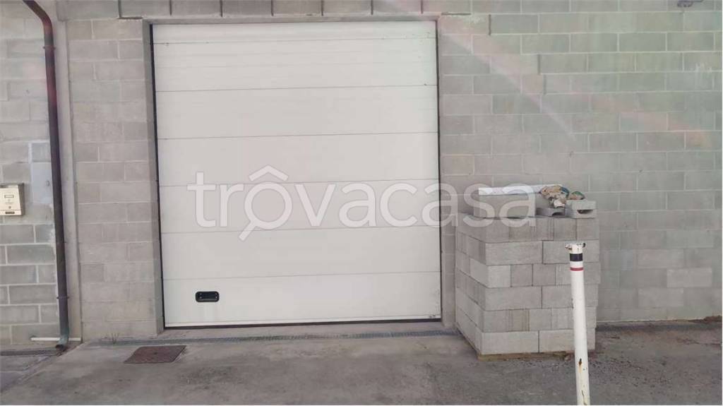 locale commerciale in vendita a Verbania in zona Intra