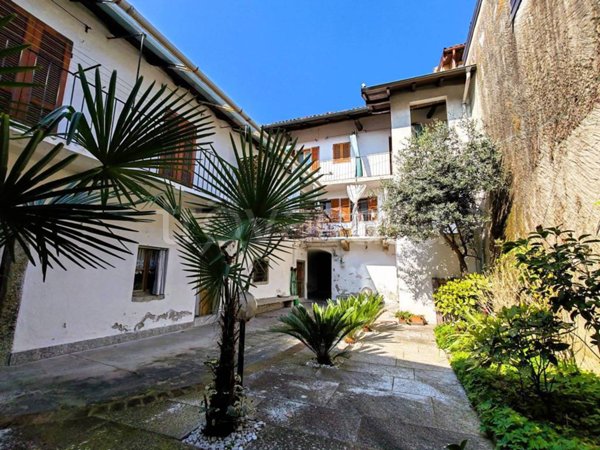 appartamento in vendita a Verbania in zona Suna