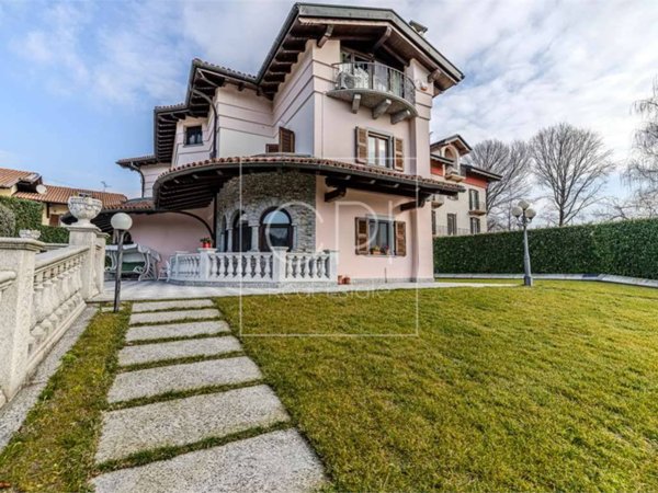 casa indipendente in vendita a Verbania in zona Intra