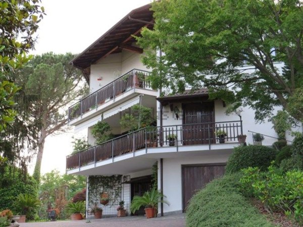 casa indipendente in vendita a Verbania in zona Pallanza