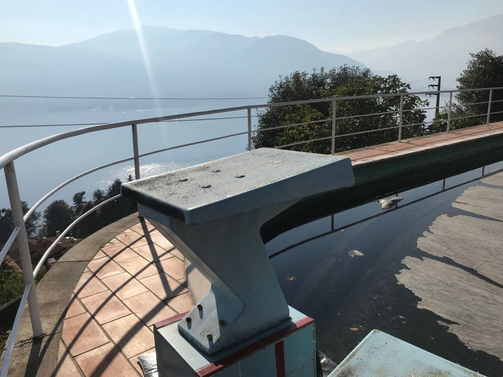 casa indipendente in vendita a Verbania in zona Cavandone