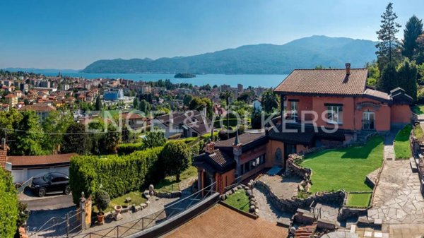 casa indipendente in vendita a Verbania in zona Suna