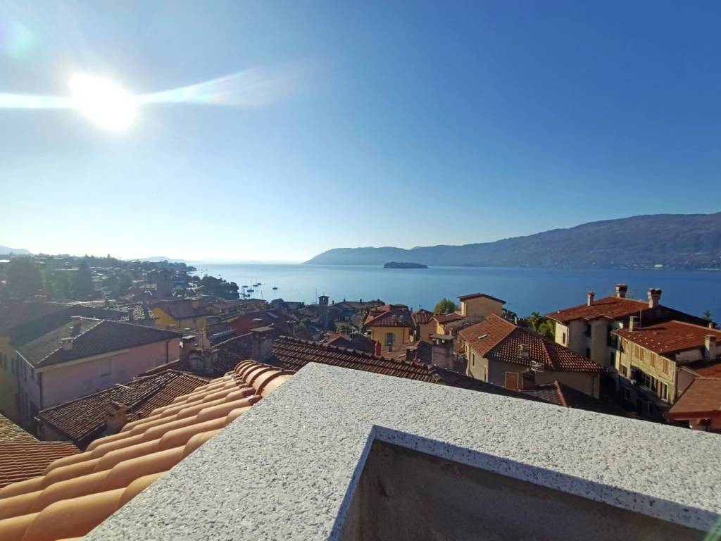 appartamento in vendita a Verbania in zona Suna