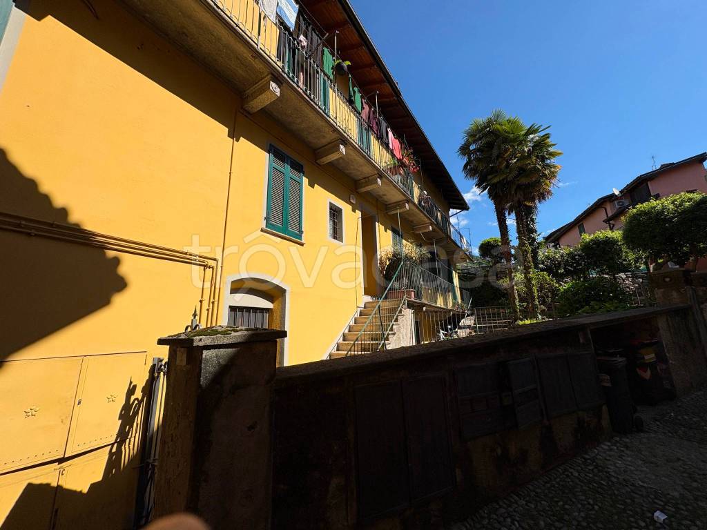 appartamento in vendita a Verbania in zona Suna