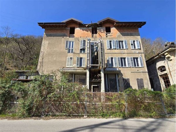 intera palazzina in vendita a Verbania in zona Suna