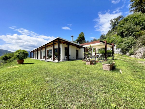 casa indipendente in vendita a Verbania in zona Cavandone