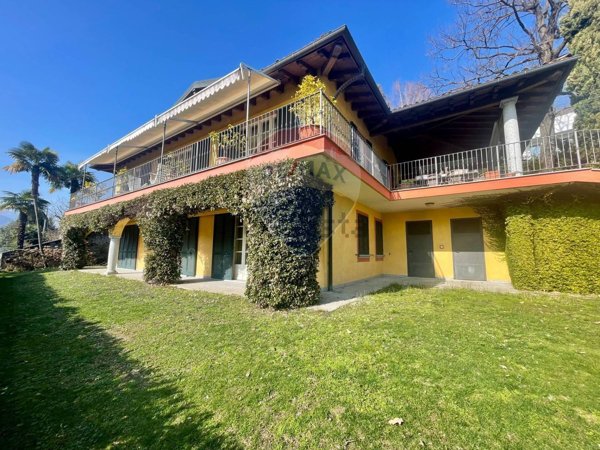 casa indipendente in vendita a Verbania in zona Suna