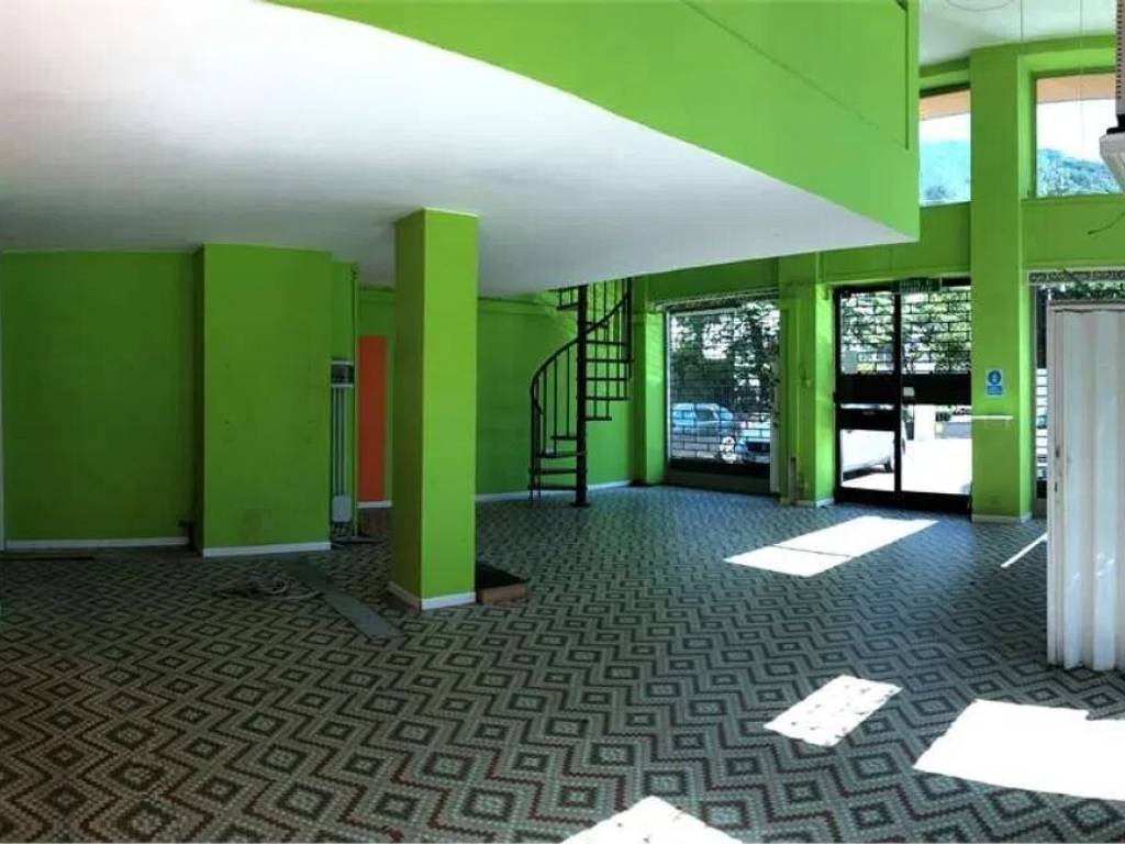 negozio in vendita a Verbania in zona Suna
