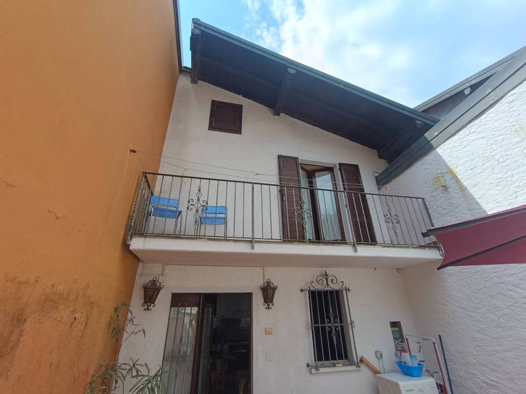 casa indipendente in vendita a Verbania in zona Suna