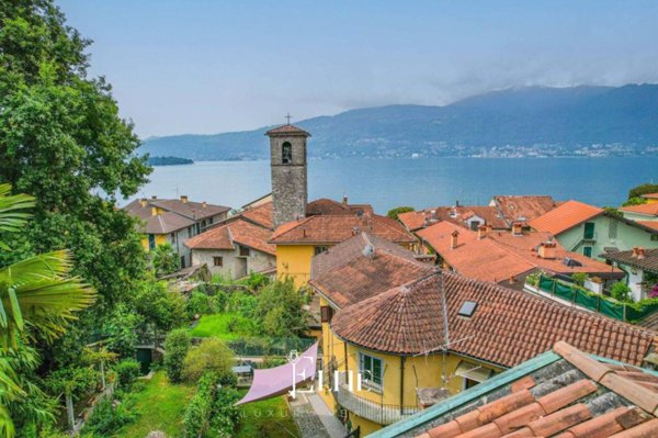 appartamento in vendita a Verbania in zona Suna
