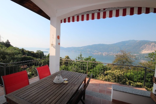 casa indipendente in vendita a Verbania in zona Cavandone