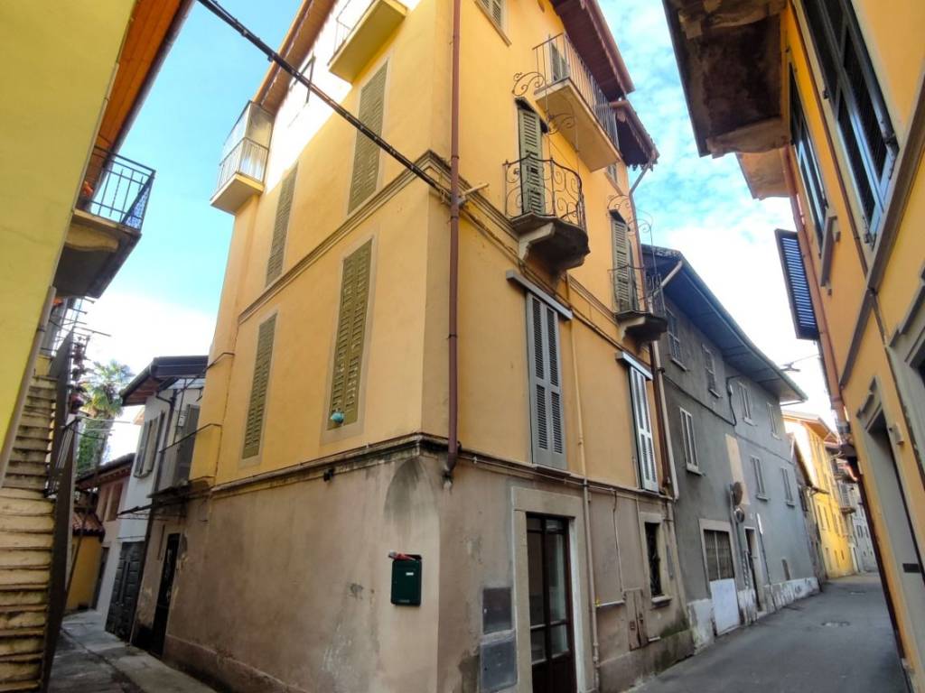 appartamento in vendita a Verbania in zona Suna