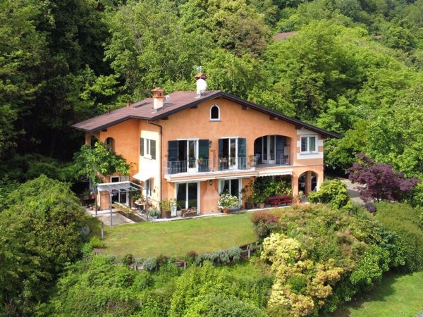 casa indipendente in vendita a Verbania in zona Suna
