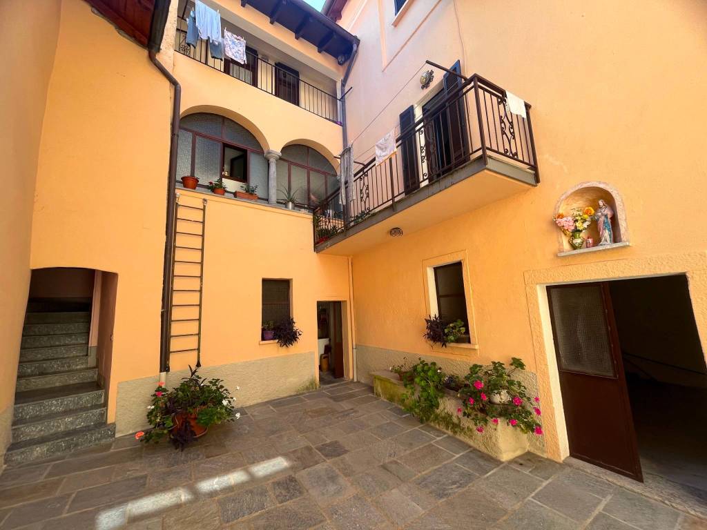 appartamento in vendita a Verbania in zona Suna