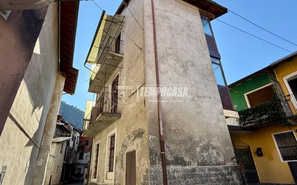 casa indipendente in vendita a Verbania in zona Intra