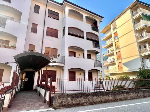 appartamento in vendita a Verbania in zona Suna