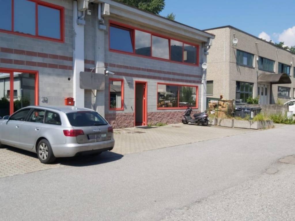 locale commerciale in vendita a Verbania in zona Trobaso