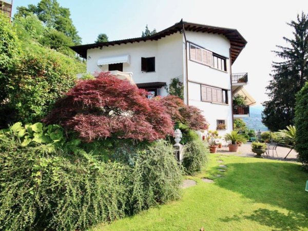 casa indipendente in vendita a Verbania in zona Cavandone
