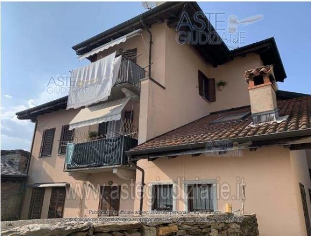 casa indipendente in vendita a Verbania in zona Cavandone