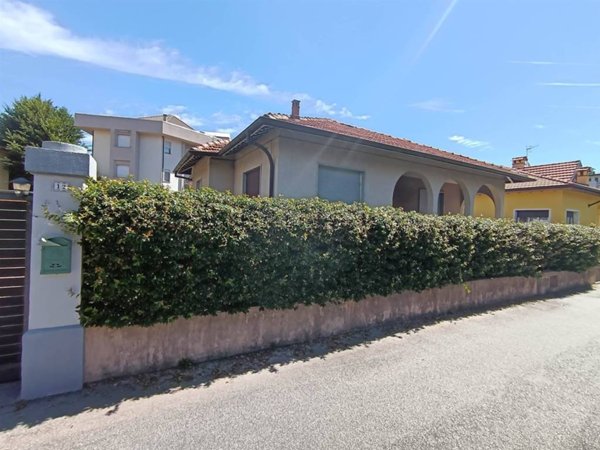 casa indipendente in vendita a Verbania in zona Pallanza