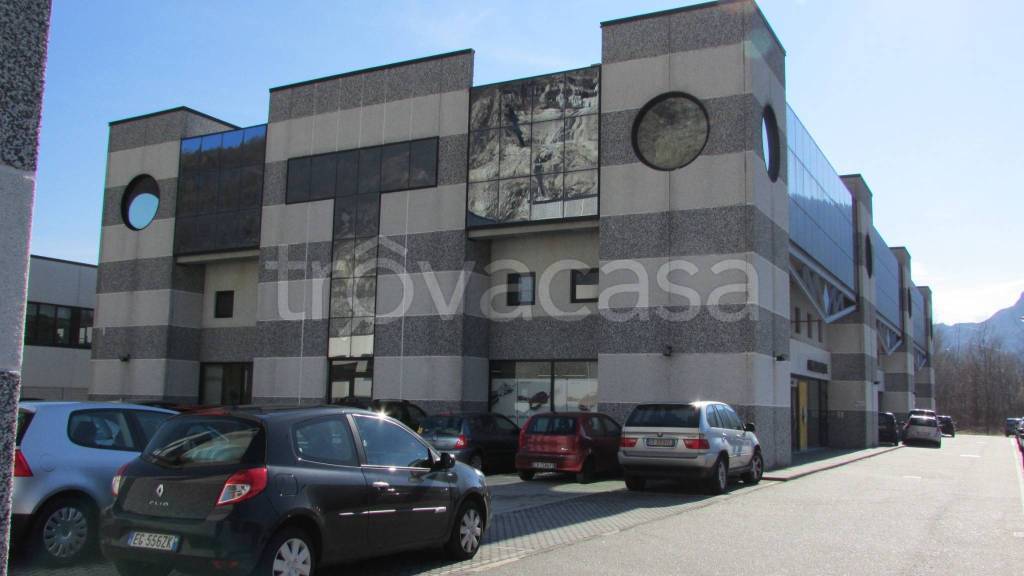 locale commerciale in vendita a Verbania in zona Fondotoce