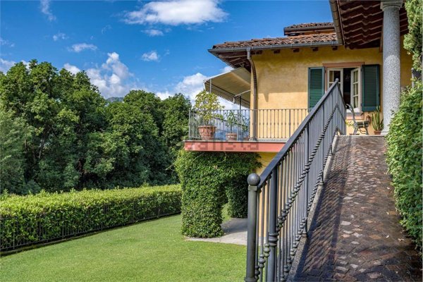 casa indipendente in vendita a Verbania in zona Suna