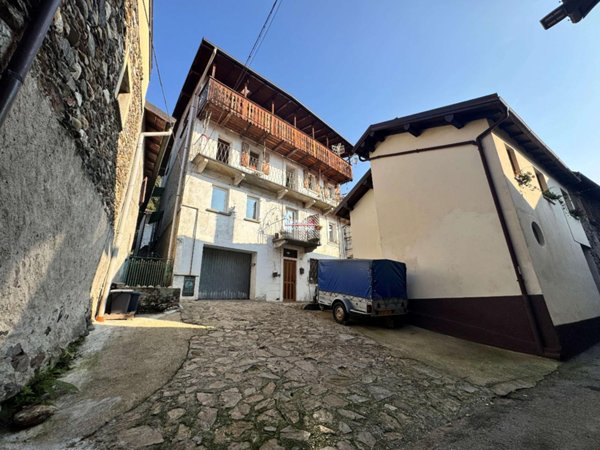 casa indipendente in vendita a Verbania in zona Unchio