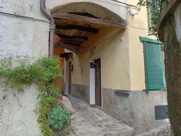 casa indipendente in vendita a Verbania in zona Suna