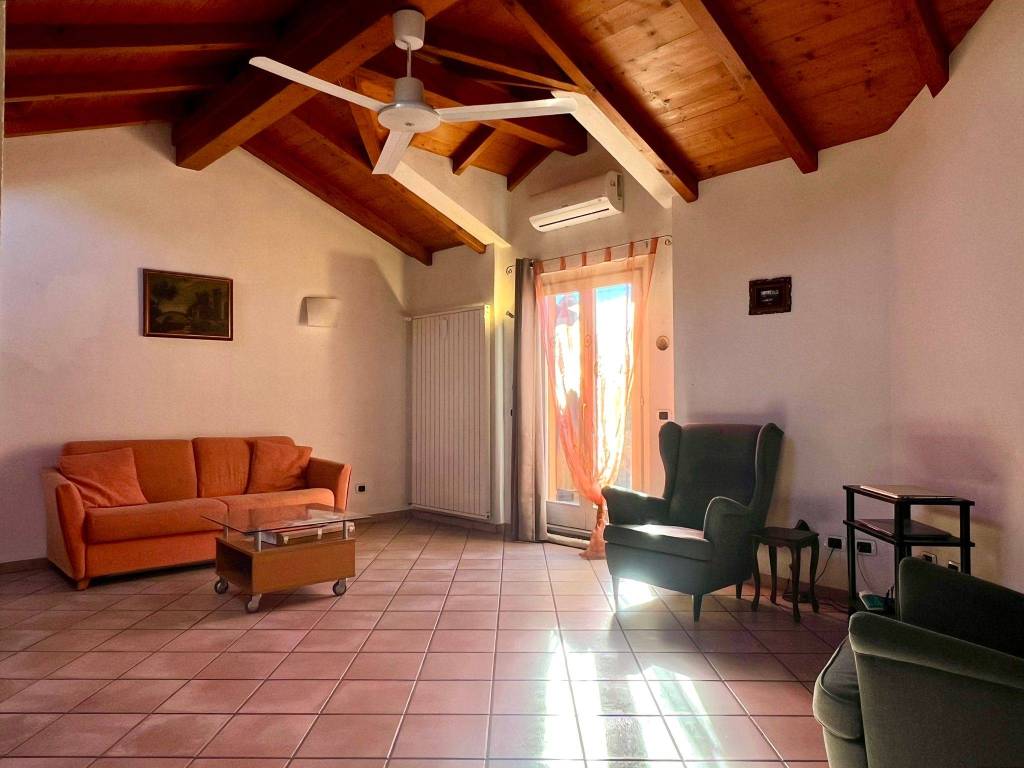 appartamento in vendita a Verbania in zona Suna