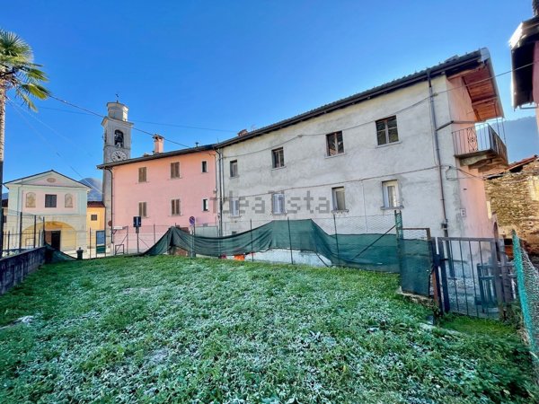 casa semindipendente in vendita a Verbania in zona Unchio