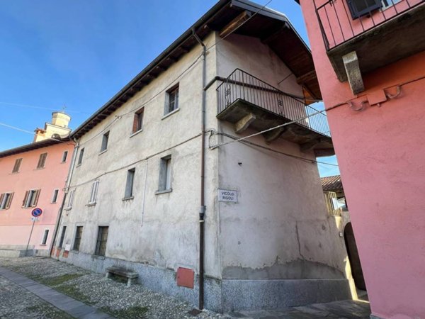 casa indipendente in vendita a Verbania in zona Unchio