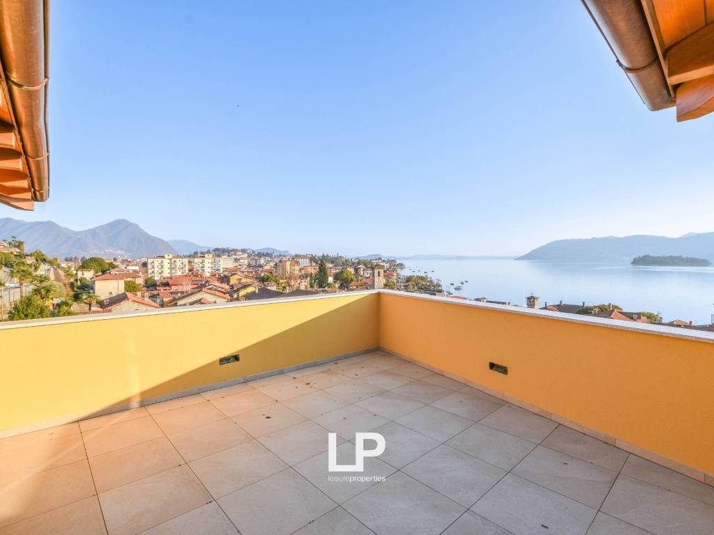 appartamento in vendita a Verbania in zona Suna
