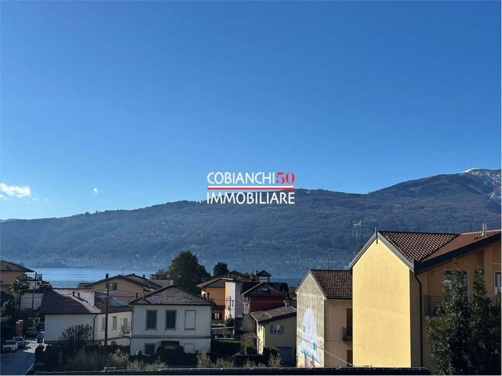 appartamento in vendita a Verbania in zona Suna