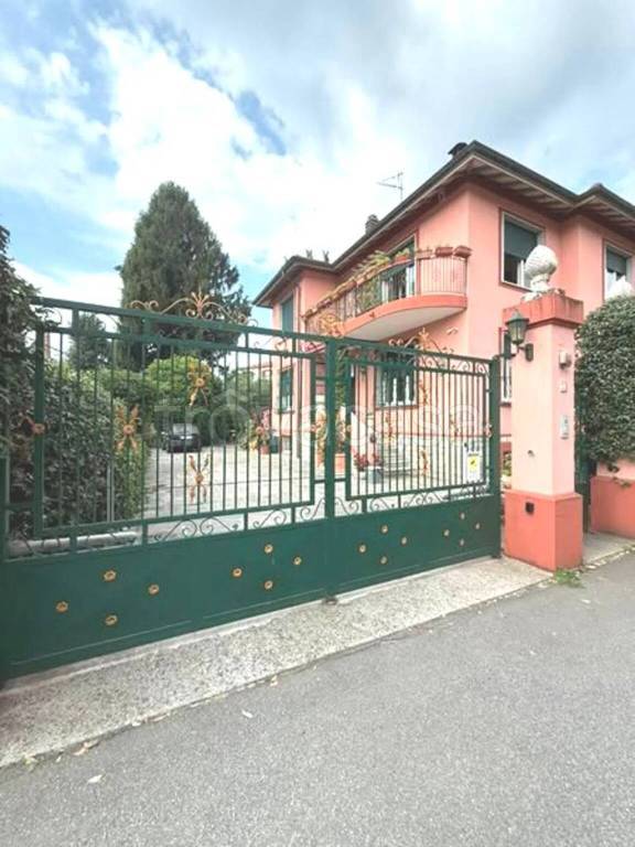 casa indipendente in vendita a Verbania in zona Pallanza