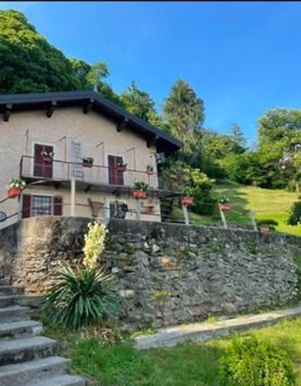 casa indipendente in vendita a Verbania in zona Monterosso