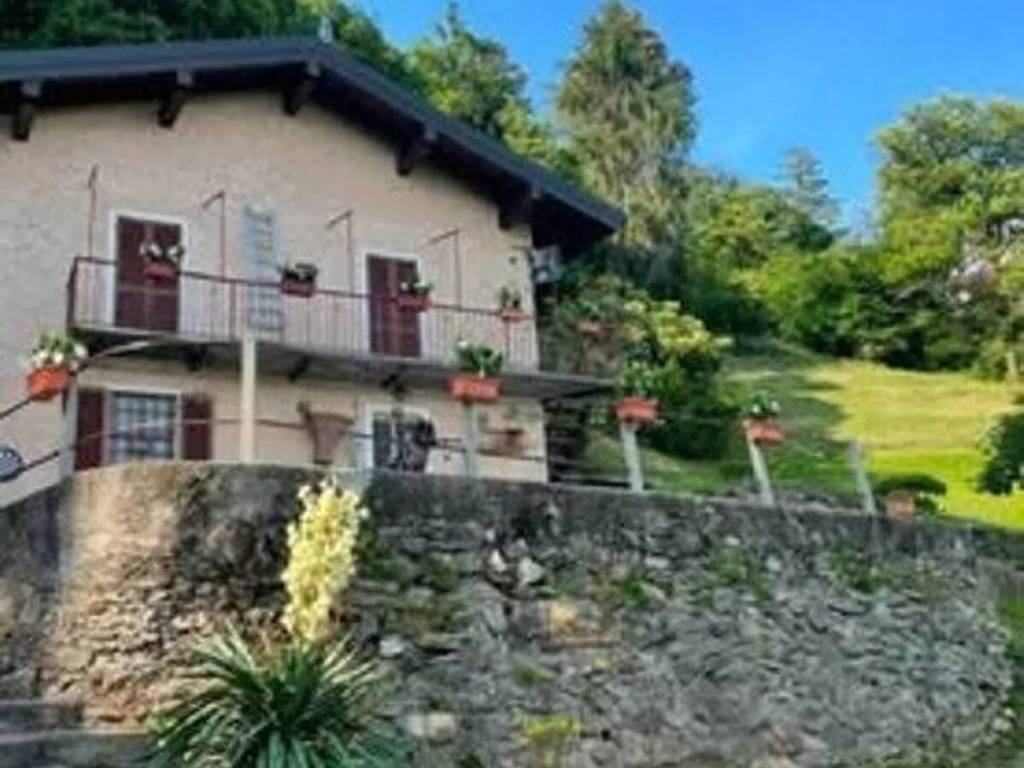 casa indipendente in vendita a Verbania in zona Monterosso