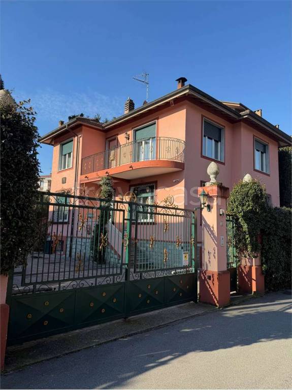 casa indipendente in vendita a Verbania in zona Pallanza