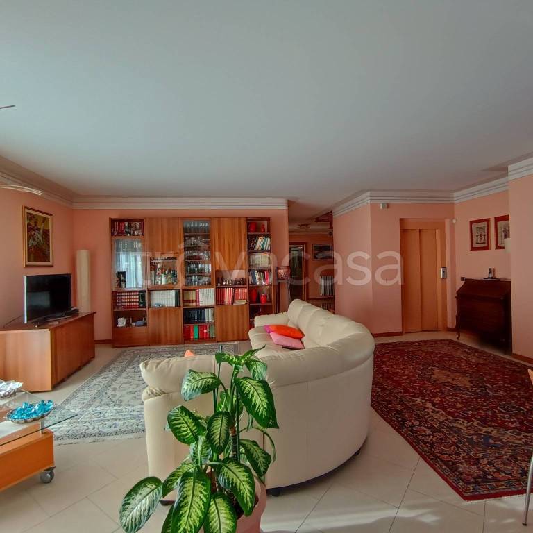 casa indipendente in vendita a Verbania in zona Intra