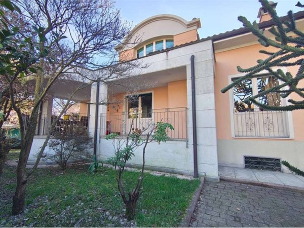 casa indipendente in vendita a Verbania in zona Intra