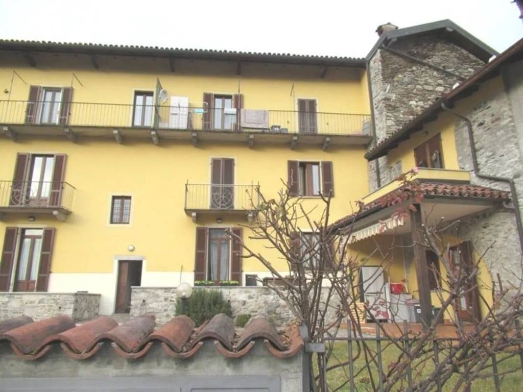 casa indipendente in vendita a Verbania in zona Unchio