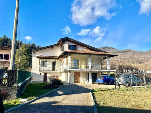 casa indipendente in vendita a Verbania in zona Unchio
