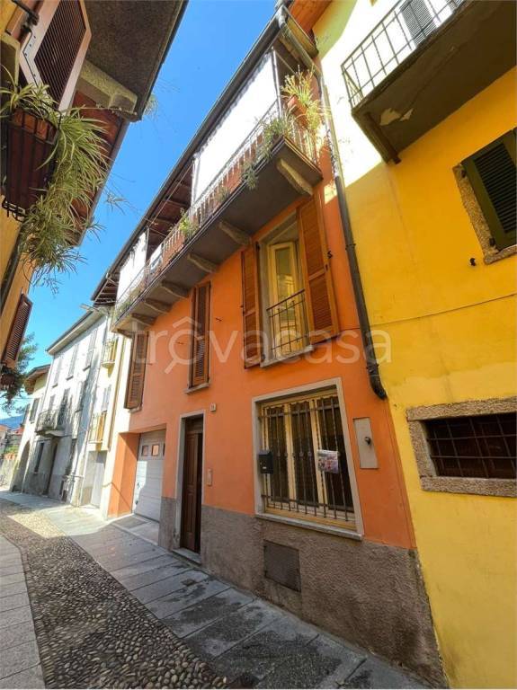 casa indipendente in vendita a Verbania in zona Suna