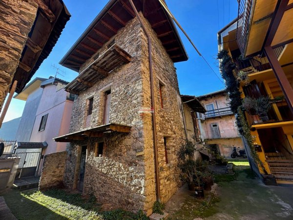 casale in vendita a Verbania in zona Unchio