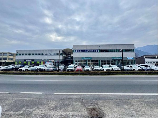 locale commerciale in vendita a Verbania in zona Fondotoce
