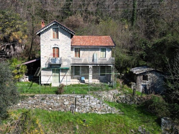 casa indipendente in vendita a Verbania in zona Suna